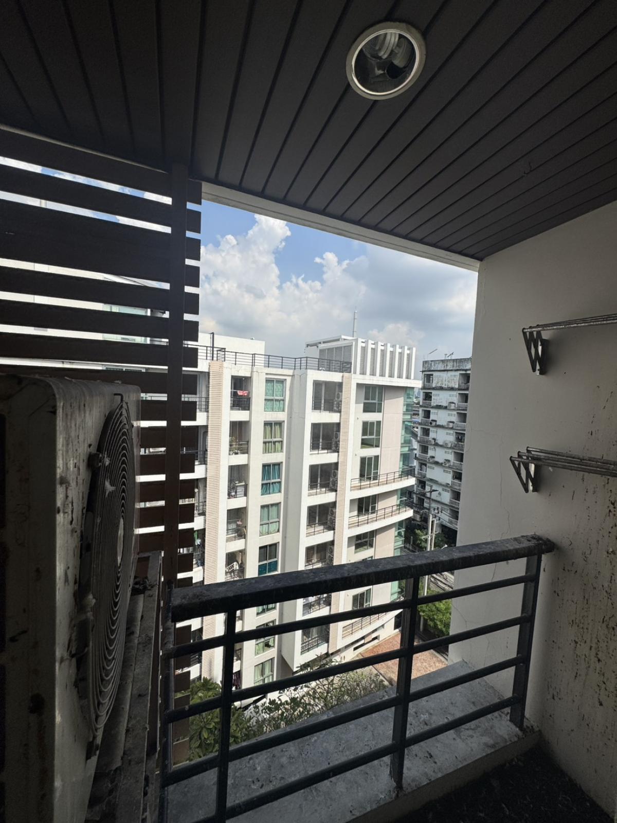 For SaleCondoSathorn, Narathiwat : 03/04/2026, Ready-to-move-in 1 bedroom condo in the heart of Chong Nonsi for only 2.5 million baht.
Resorta has a great location, close to BTS/MRT and fully equipped with amenities! 0642748883