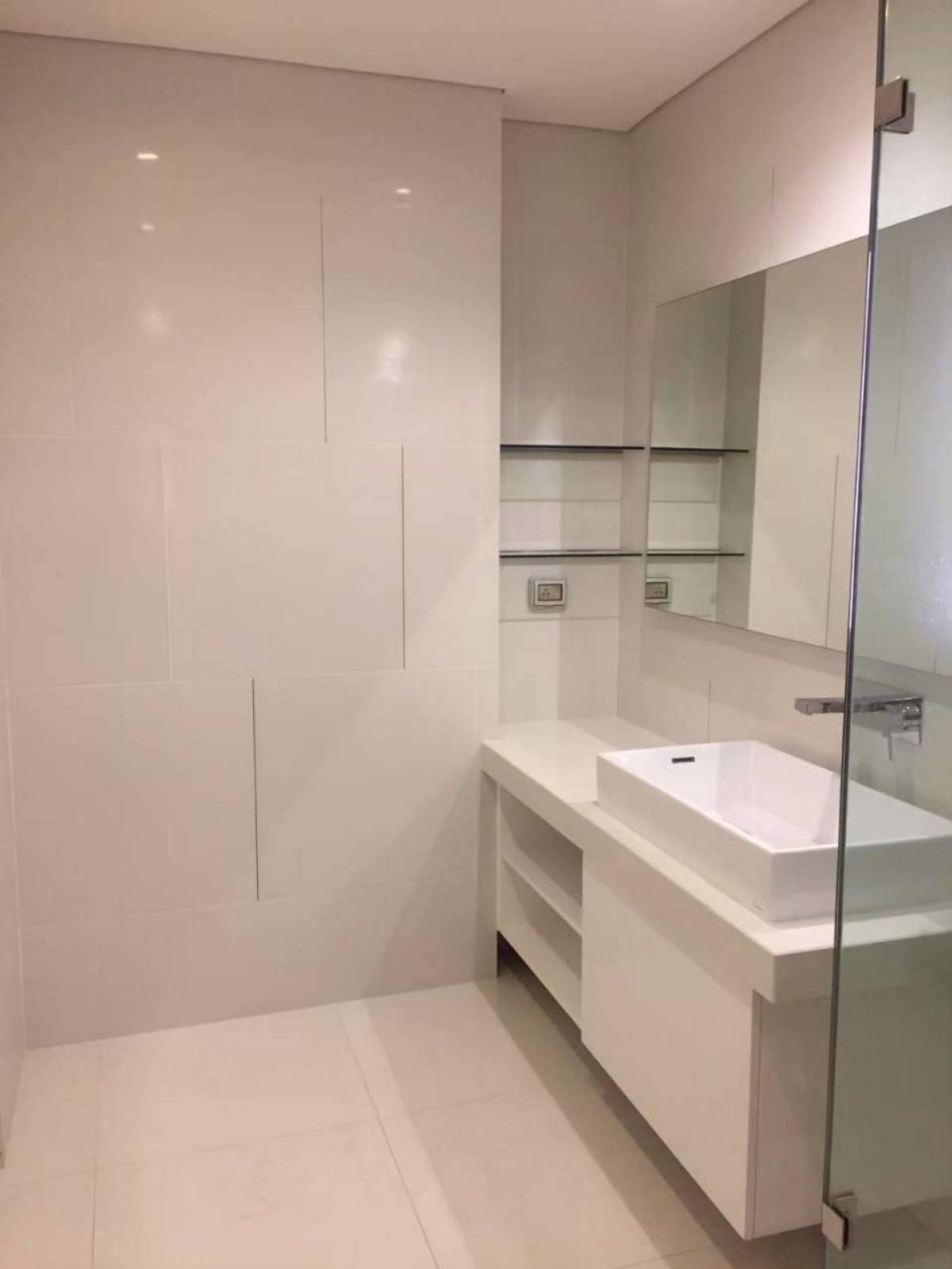 For SaleCondoSathorn, Narathiwat : 03/04/2026, Luxury condo The Bangkok Sathorn 1 bedroom near BTS Surasak
Live conveniently in the heart of Silom, 61 sqm, only 13.5 million! 0642748883