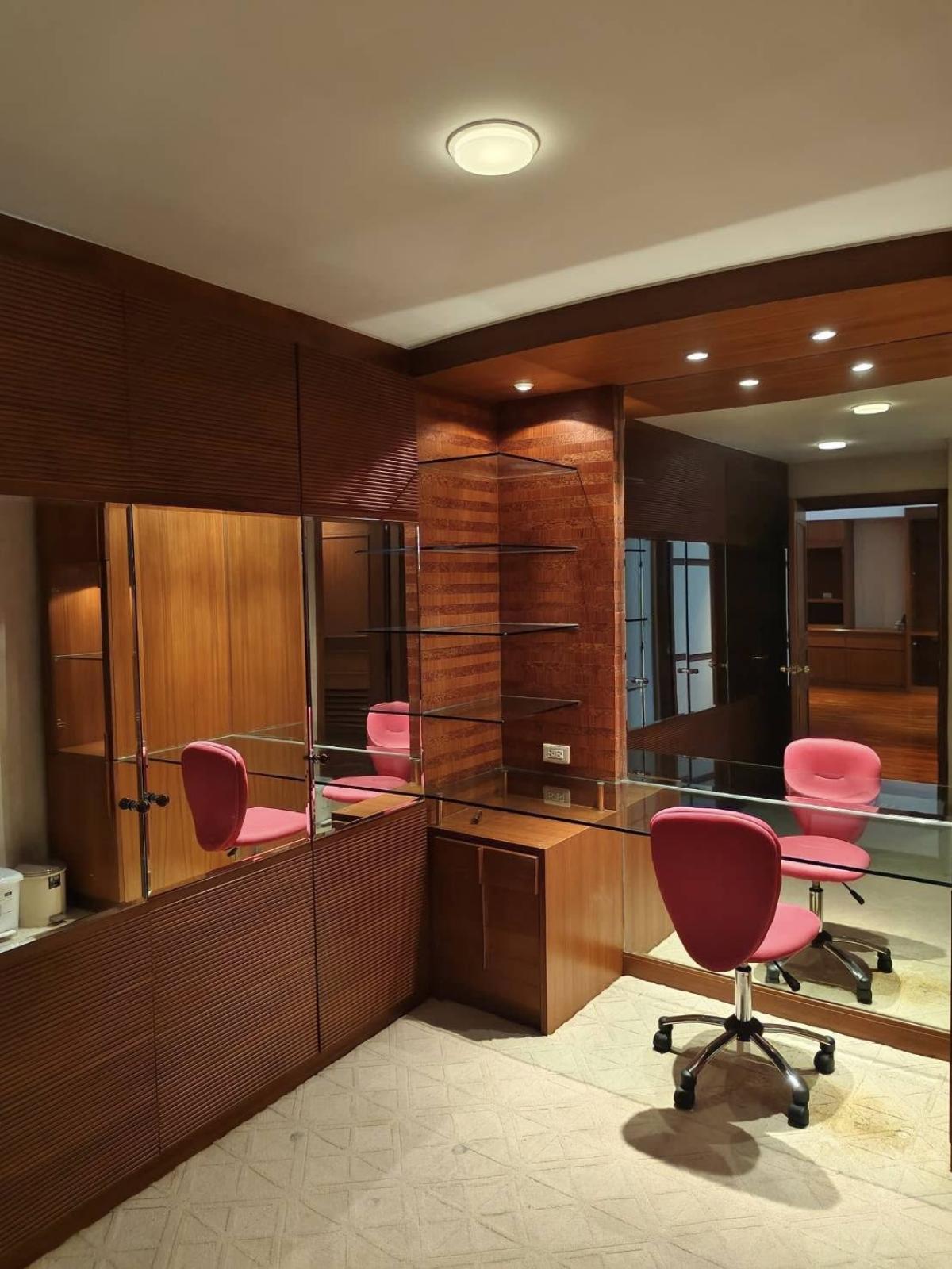 For SaleCondoSukhumvit, Asoke, Thonglor : 03/04/2026, Luxury 3-bedroom 260 sq.m. in the heart of Phrom Phong
For sale: President Park Sukhumvit 24 condominium near BTS/MRT for only 21.9 million! 0642748883