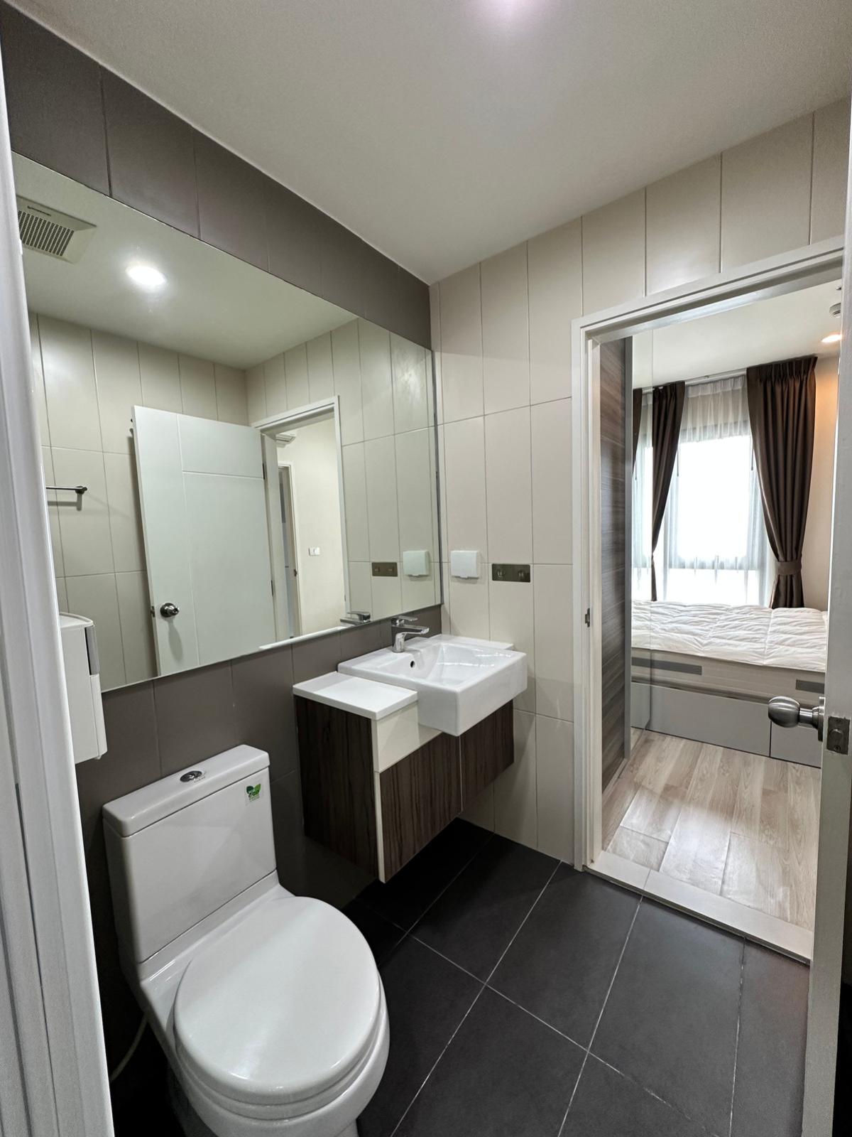 For SaleCondoRama3 (Riverside),Satupadit : 03/04/2026, Luxury condo in the heart of Huai Khwang, 1 bedroom, starting at 2.99 million.
Peace of mind, close to BTS/MRT Huai Kwang with complete amenities! 0642748883