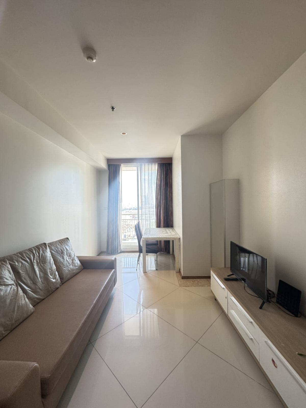 For SaleCondoSathorn, Narathiwat : 03/04/2026, Best value! Luxury condo The Empire Place 57 sq.m. in the heart of Silom, close to BTS Chong Nonsi
Price only 7.3 million, with complete fitness, swimming pool, and full amenities! 0642748883