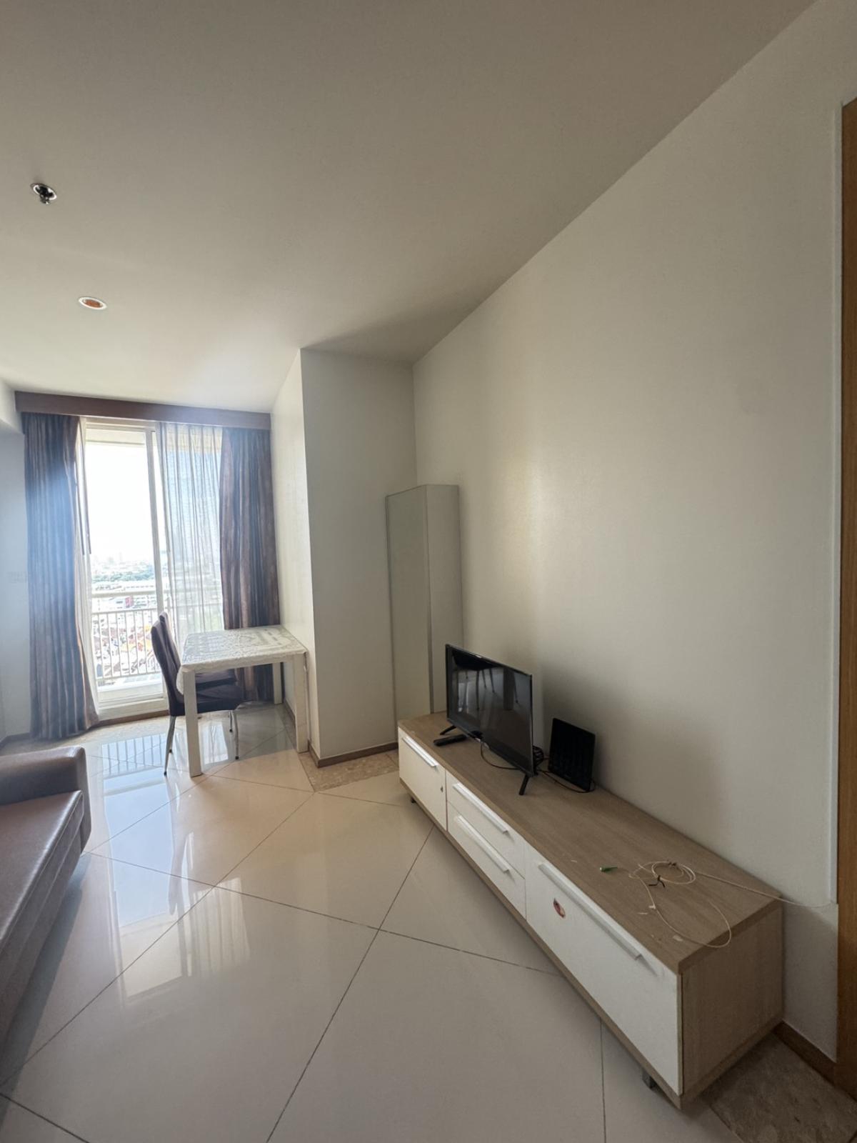 For SaleCondoSathorn, Narathiwat : 03/04/2026, Best value! Luxury condo The Empire Place 57 sq.m. in the heart of Silom, close to BTS Chong Nonsi
Price only 7.3 million, with complete fitness, swimming pool, and full amenities! 0642748883