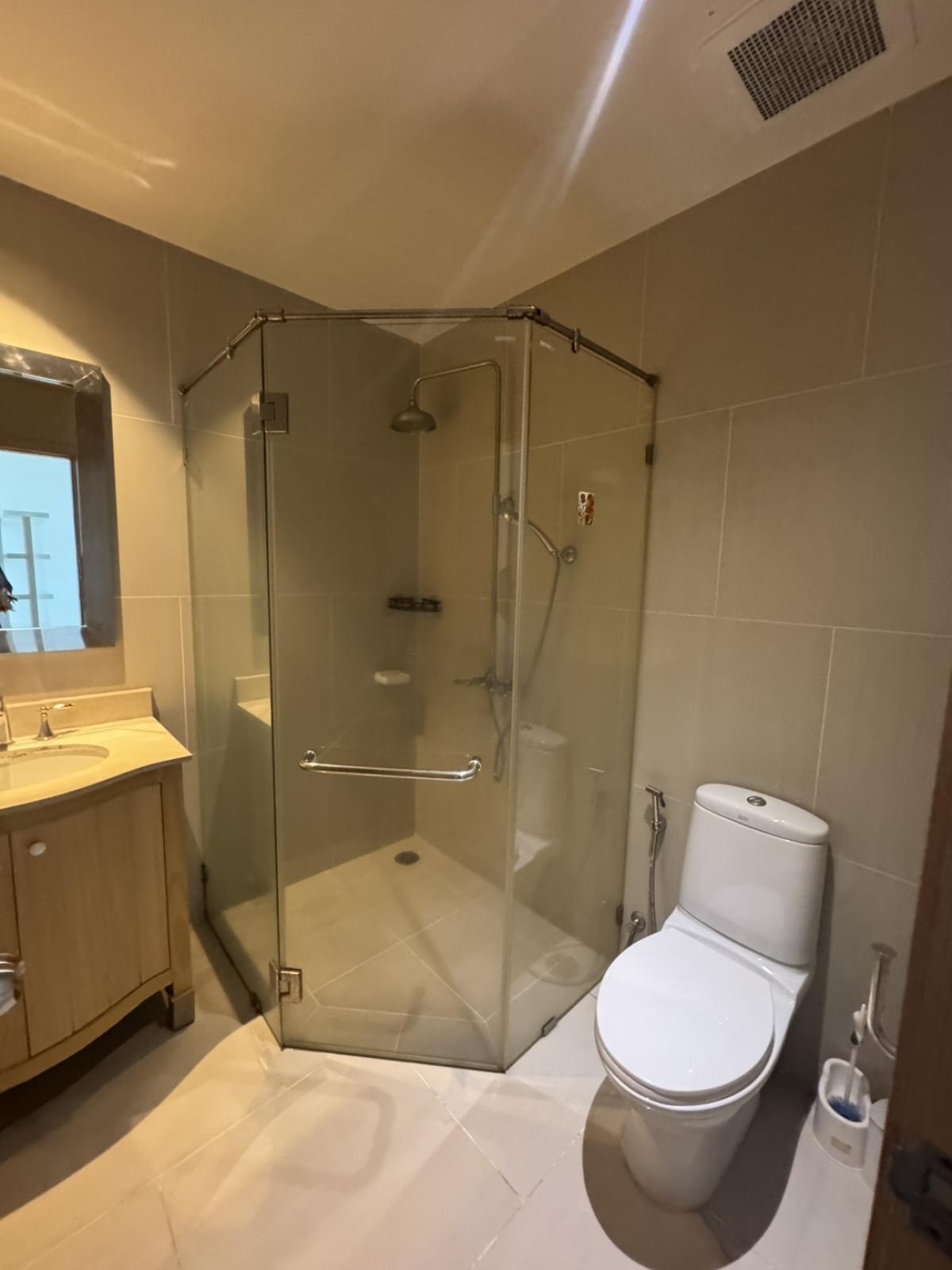 For SaleCondoSathorn, Narathiwat : 03/04/2026, Best value! Luxury condo The Empire Place 57 sq.m. in the heart of Silom, close to BTS Chong Nonsi
Price only 7.3 million, with complete fitness, swimming pool, and full amenities! 0642748883