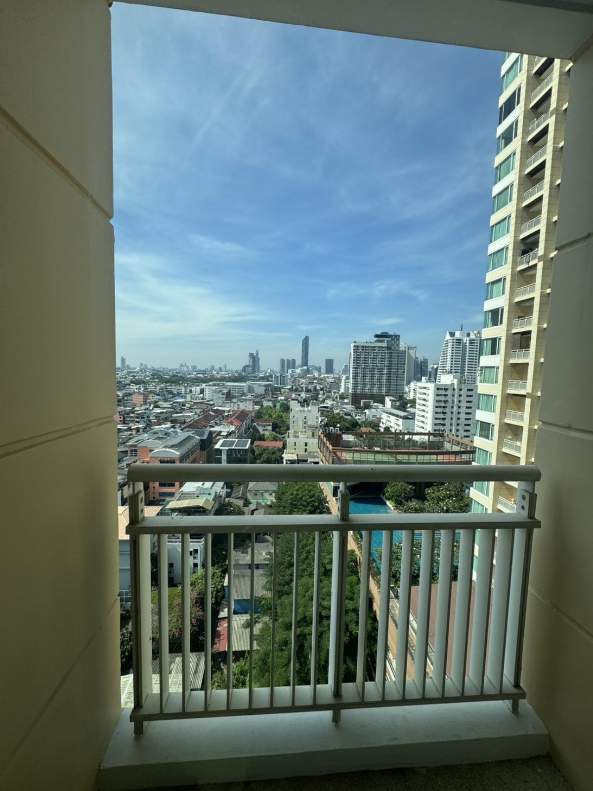 For SaleCondoSathorn, Narathiwat : 03/04/2026, Best value! Luxury condo The Empire Place 57 sq.m. in the heart of Silom, close to BTS Chong Nonsi
Price only 7.3 million, with complete fitness, swimming pool, and full amenities! 0642748883