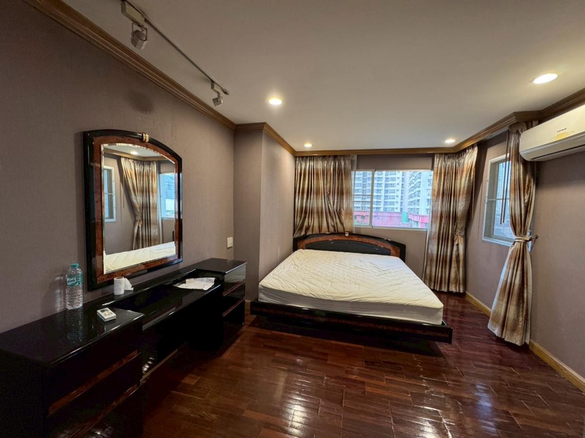 For SaleCondoRama9, Petchburi, RCA : 03/04/2026, Luxury condo 1 bedroom 82 sq.m. in the heart of Ratchada, special price 7 million!
Convenient access to BTS/MRT Ratchathewi, close to all lifestyles 0642748883