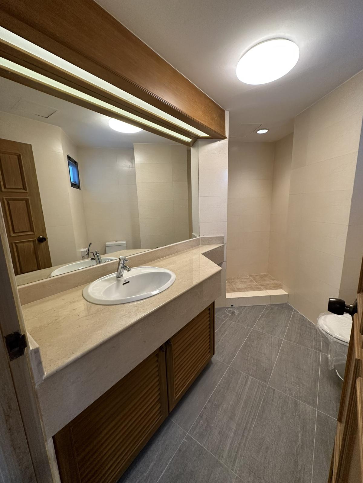 For SaleCondoSukhumvit, Asoke, Thonglor : 03/04/2026, Live luxuriously near BTS Thonglor!
2 bedrooms, 164 sq.m. Fifty Fifth Tower special price! 0642748883