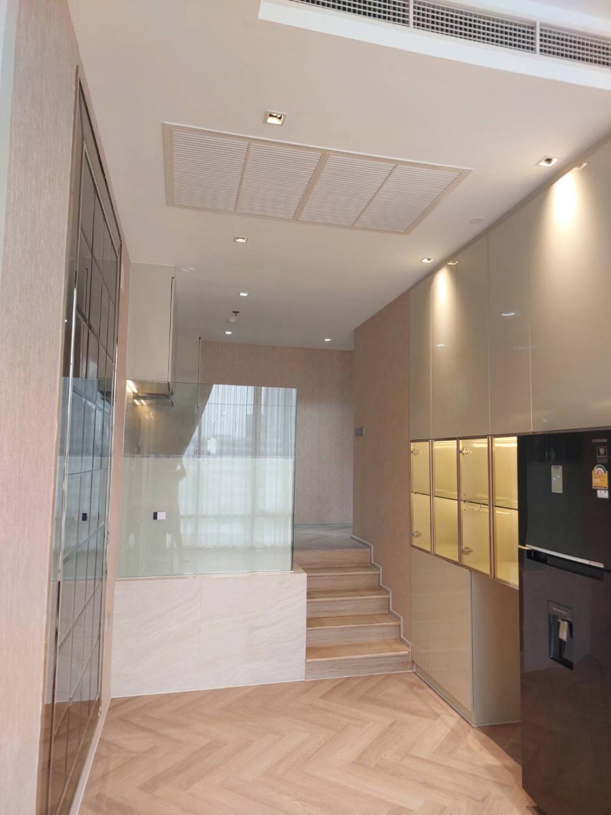 ขายคอนโดสีลม ศาลาแดง บางรัก : 03/04/2026, รวมค่าโอนชีวิตหรูใจกลางสีลม 2 ห้องนอน 75 ตร.ม. พร้อมสิ่งอำนวยความสะดวกรอบด้าน 
ขาย Ashton Silom เพียง 16 ลบ. ใกล้ BTS/MRT ช่องนนทรี! 0642748883