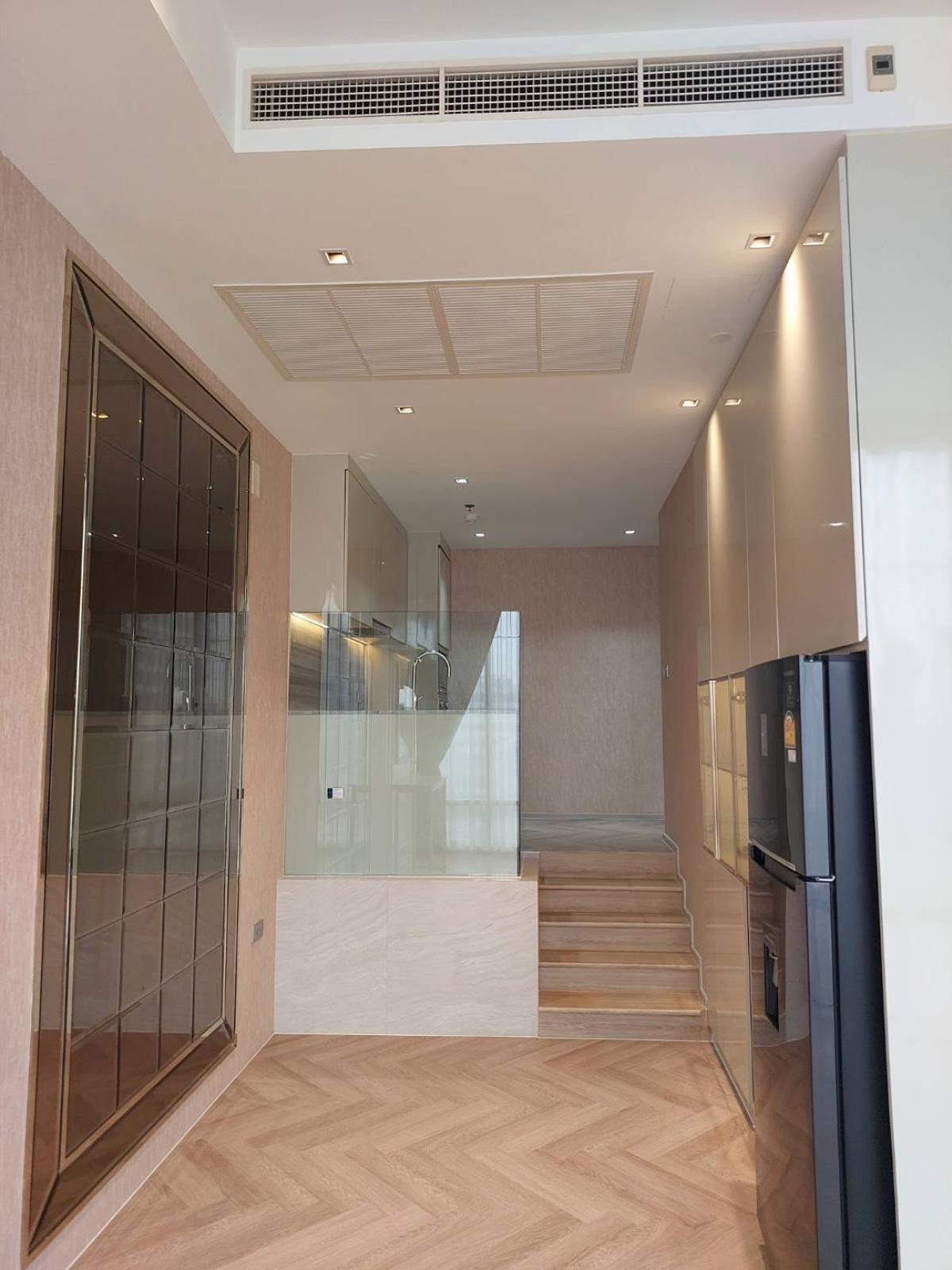 ขายคอนโดสีลม ศาลาแดง บางรัก : 03/04/2026, รวมค่าโอนชีวิตหรูใจกลางสีลม 2 ห้องนอน 75 ตร.ม. พร้อมสิ่งอำนวยความสะดวกรอบด้าน 
ขาย Ashton Silom เพียง 16 ลบ. ใกล้ BTS/MRT ช่องนนทรี! 0642748883