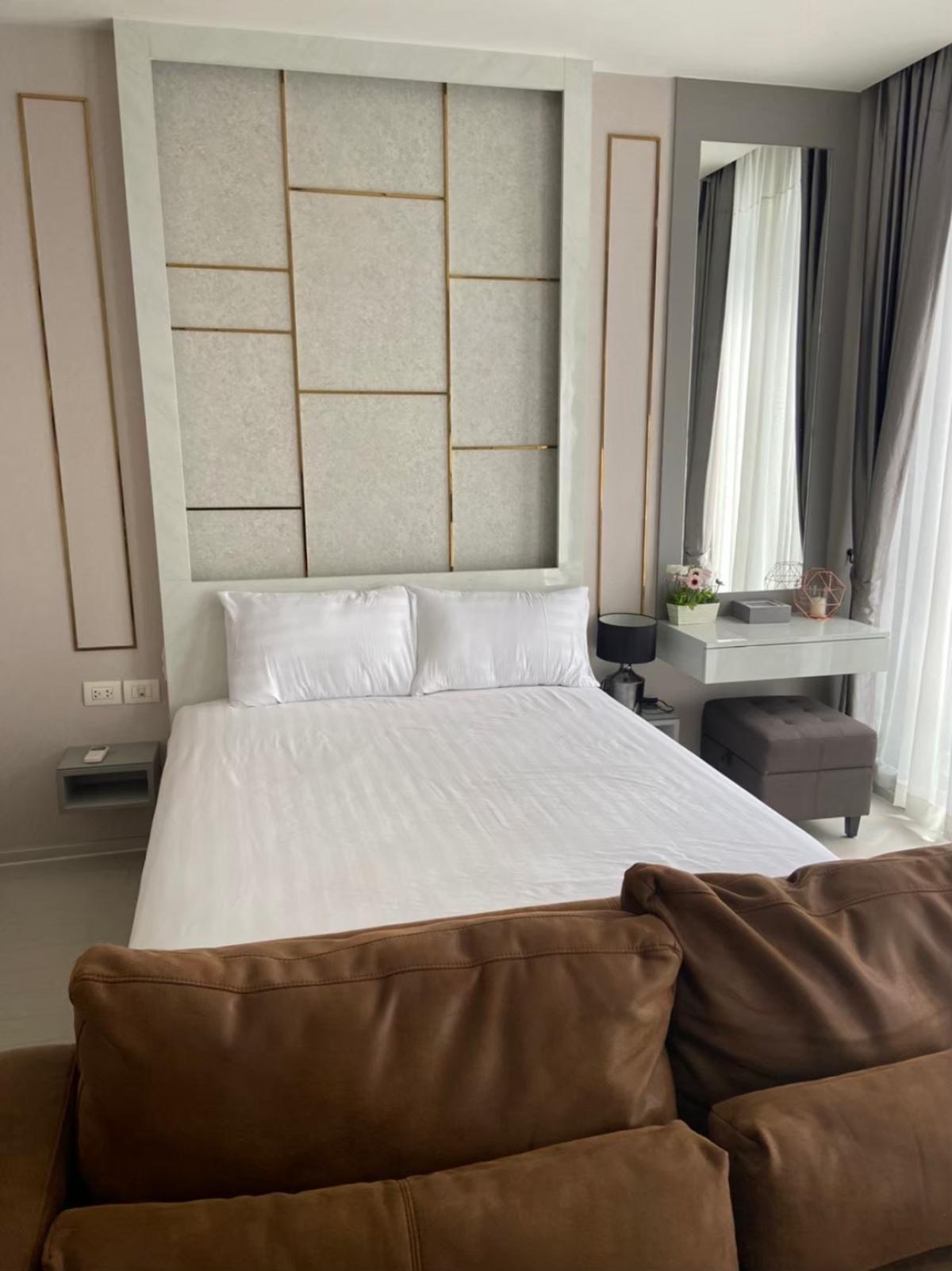 ขายคอนโดวิทยุ ชิดลม หลังสวน : 03/04/2026, รวมค่าโอนคอนโดหรู Noble Ploenchit ใกล้ BTS พร้อมอยู่ 
วิวเปิดกว้าง 1 ห้องนอน 46 ตร.ม. ราคาพิเศษ 10.89 ลบ. 0642748883