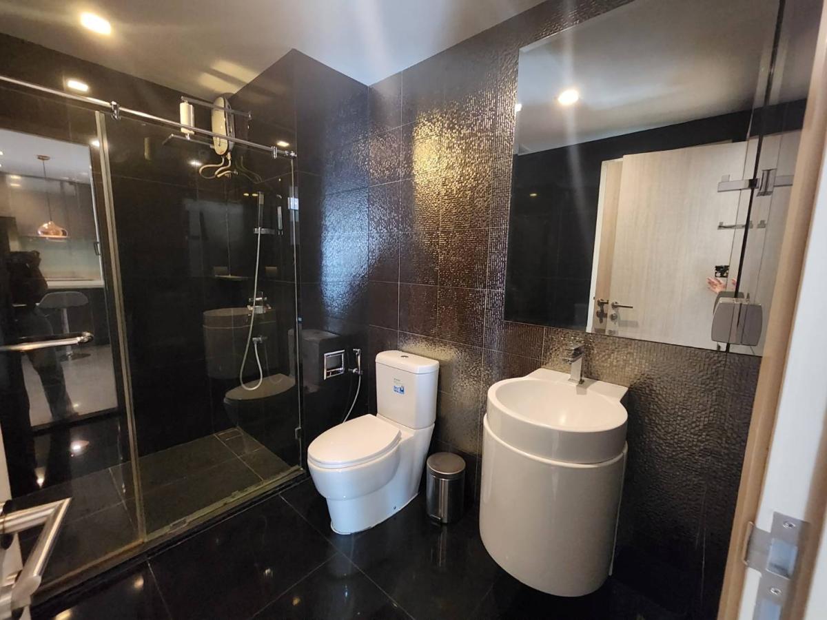 For RentCondoSukhumvit, Asoke, Thonglor : 03/04/2026, Rent a condo RHYTHM Sukhumvit 36-38 in the heart of Thonglor
2 bedrooms, 78.7 sq.m. with swimming pool and fitness, price 65,000 baht/month 0642748883