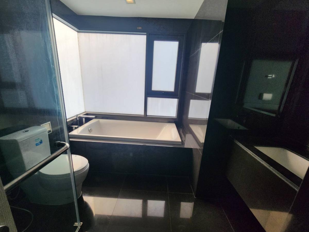 For RentCondoSukhumvit, Asoke, Thonglor : 03/04/2026, Rent a condo RHYTHM Sukhumvit 36-38 in the heart of Thonglor
2 bedrooms, 78.7 sq.m. with swimming pool and fitness, price 65,000 baht/month 0642748883