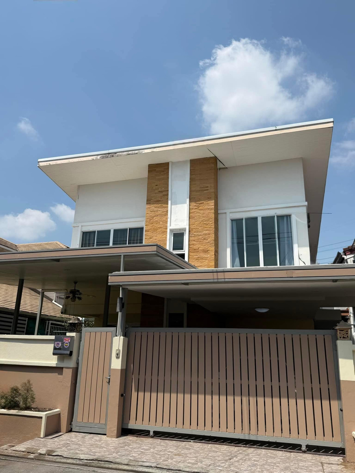 ให้เช่าบ้านรัชดา ห้วยขวาง : ให้เช่าบ้านเดี่ยว 2 ชั้น ถนน รัชดา19 แอร์เฟอร์นิเจอร์ครบพร้อมเข้าอยู่ มี 4 ห้องนอน 2 ห้องน้ำ 1ห้องแม่บ้าน ราคาเช่าเดือนละ 50,000(จดทะเบียนได้)