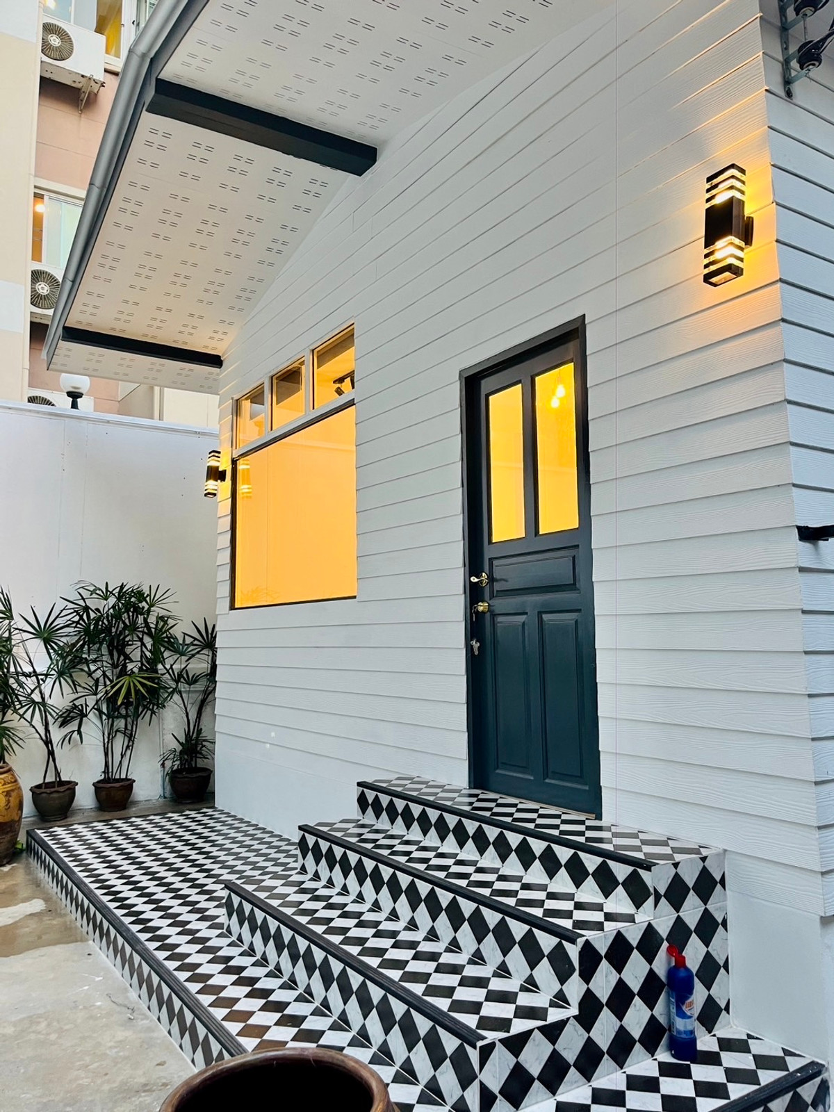 For RentHouseSathorn, Narathiwat : 🏡 (For rent) Newly built house in the heart of Sathorn - near BTS Surasak, good location, not chaotic‼️