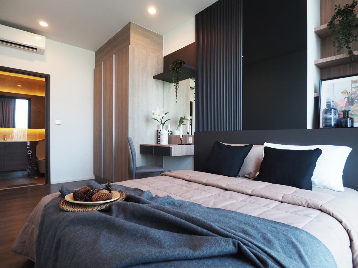 For RentCondoOnnut, Udomsuk : For rent: Whizdom Essence, city view as far as the eye can see!  2 bedrooms, 2 bathrooms, high floor, new condition.