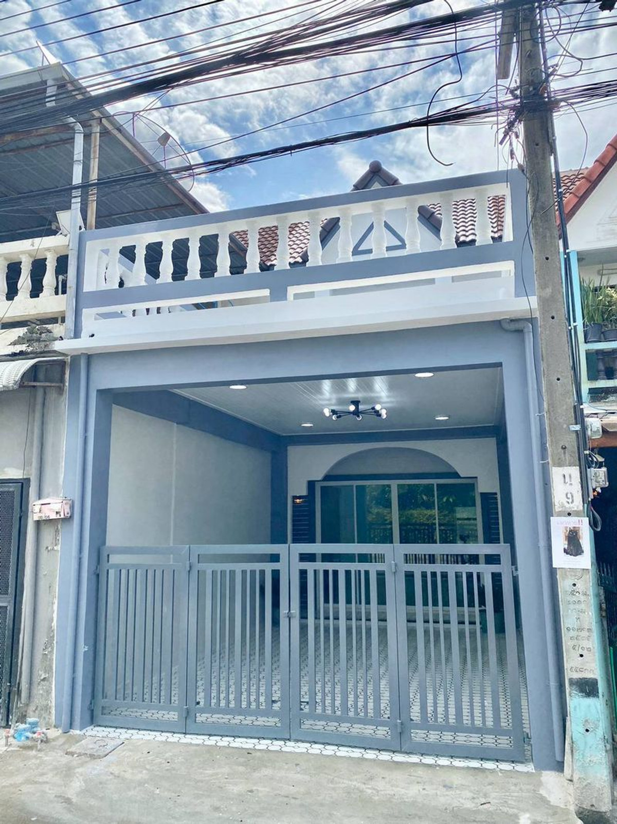 For SaleTownhomeNonthaburi, Bang Yai, Bangbuathong : 2-story townhouse for sale, location in Nonthaburi city. Opposite the lottery office, area 20 square meters, 3 bedrooms, Soi Ronasitphichai 13, Tha Sai Subdistrict, Mueang Nonthaburi District. Nonthaburi Province