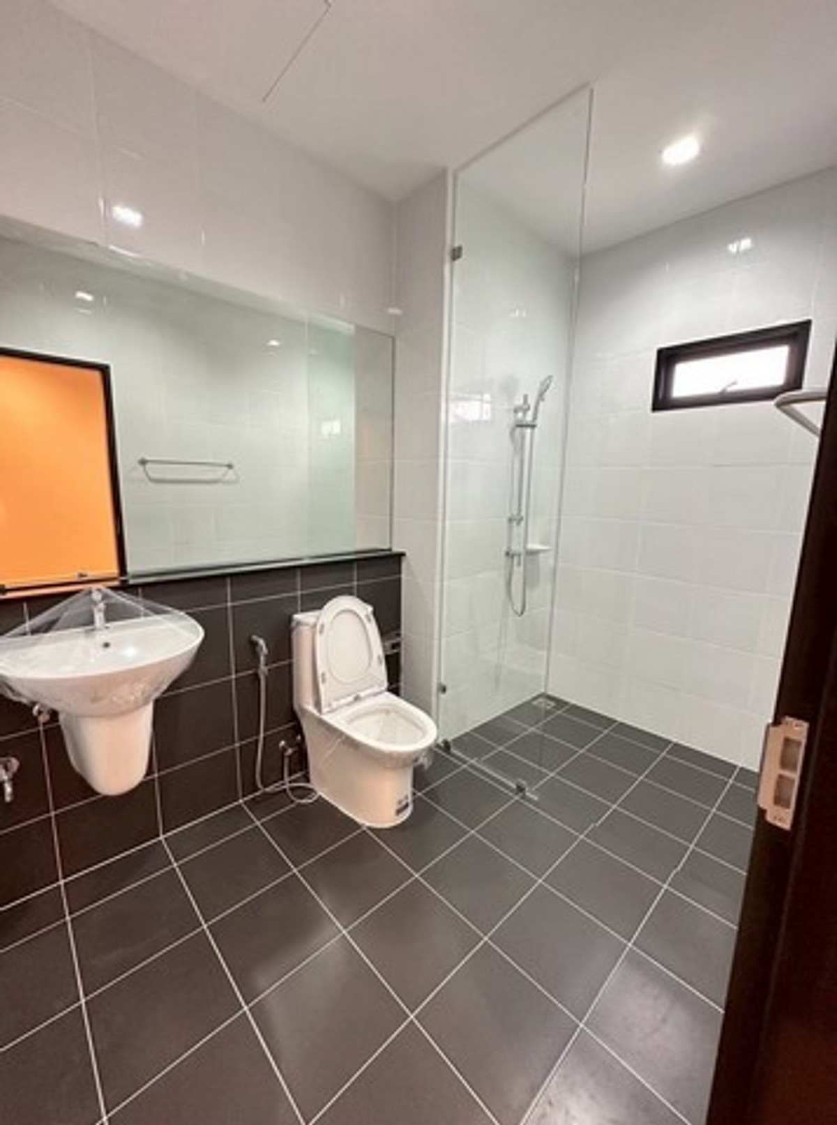 ให้เช่าทาวน์โฮมโชคชัย4 ลาดพร้าว71 : HR3338ปล่อยเช่าโฮมออฟฟิศ 3 ชั้น ""บ้านใหม่"" ทำเลศักยภาพโชคชัย 4พื้นที่ใช้สอย 300 ตร.ม. | จอดรถได้สูงสุด 6 คัน | จดทะเบียนบริษัทได้ 