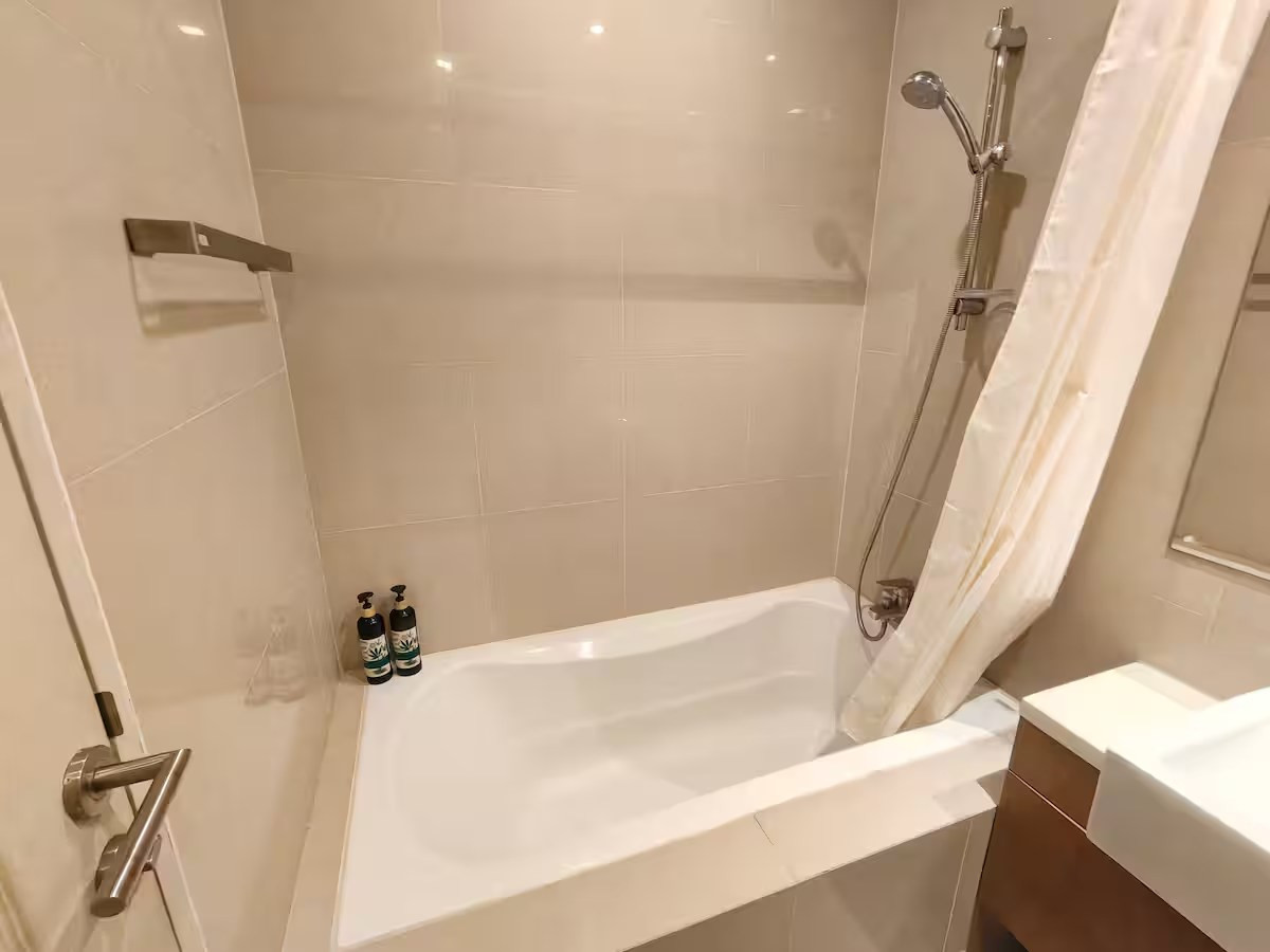 For RentCondoSukhumvit, Asoke, Thonglor : 🚅✨  Noble Refine Phrom Phong For rent 2 bedroom condo - only 5 minutes walk to BTS Phrom Phong.