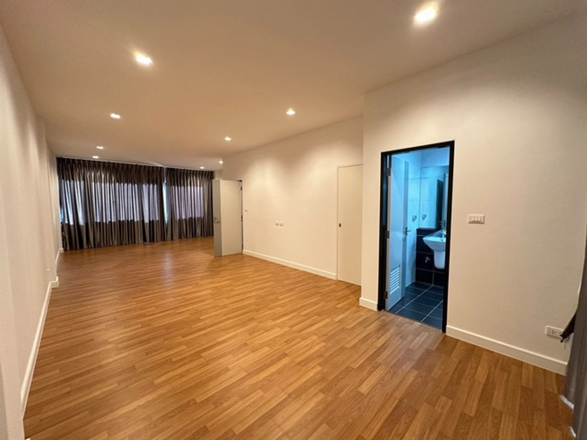 ให้เช่าทาวน์โฮมโชคชัย4 ลาดพร้าว71 : HR3338ปล่อยเช่าโฮมออฟฟิศ 3 ชั้น ""บ้านใหม่"" ทำเลศักยภาพโชคชัย 4พื้นที่ใช้สอย 300 ตร.ม. | จอดรถได้สูงสุด 6 คัน | จดทะเบียนบริษัทได้ 