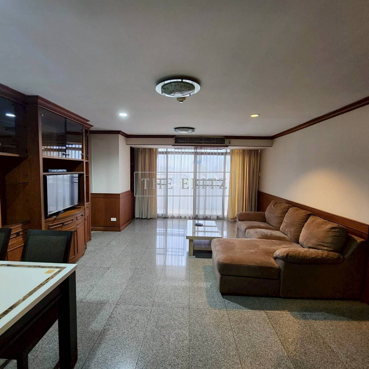 For RentCondoSukhumvit, Asoke, Thonglor : ✨ Walk to Thonglor in a few minutes. But come home and find the tranquility of Waterford Park 53, a good location connecting both Sukhumvit 53 and 55 🎉