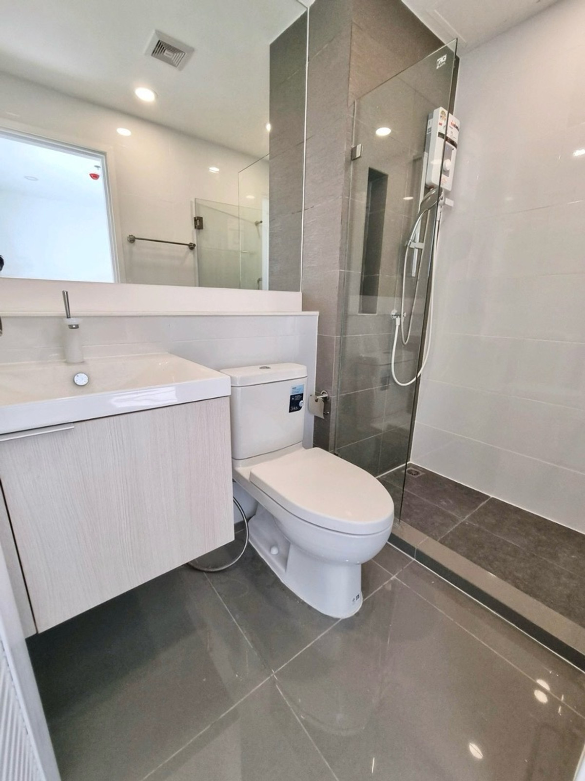 ให้เช่าคอนโดบางซื่อ วงศ์สว่าง เตาปูน : 📍โครงการ : The Clev Riverline เจ้าพระยา - วงศ์สว่าง 
🏢 ใกล้กับ  :  ม. พระจอมเกล้าพระนครเหนือ ( มจพ. )
💵 ราคาเช่า : 15,000 บาท / เดือน