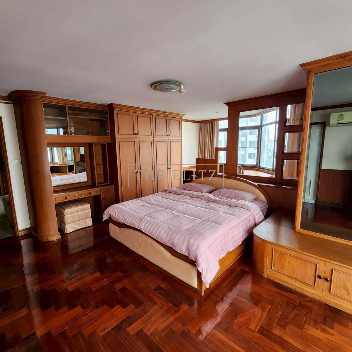 For RentCondoSukhumvit, Asoke, Thonglor : ✨ Walk to Thonglor in a few minutes. But come home and find the tranquility of Waterford Park 53, a good location connecting both Sukhumvit 53 and 55 🎉