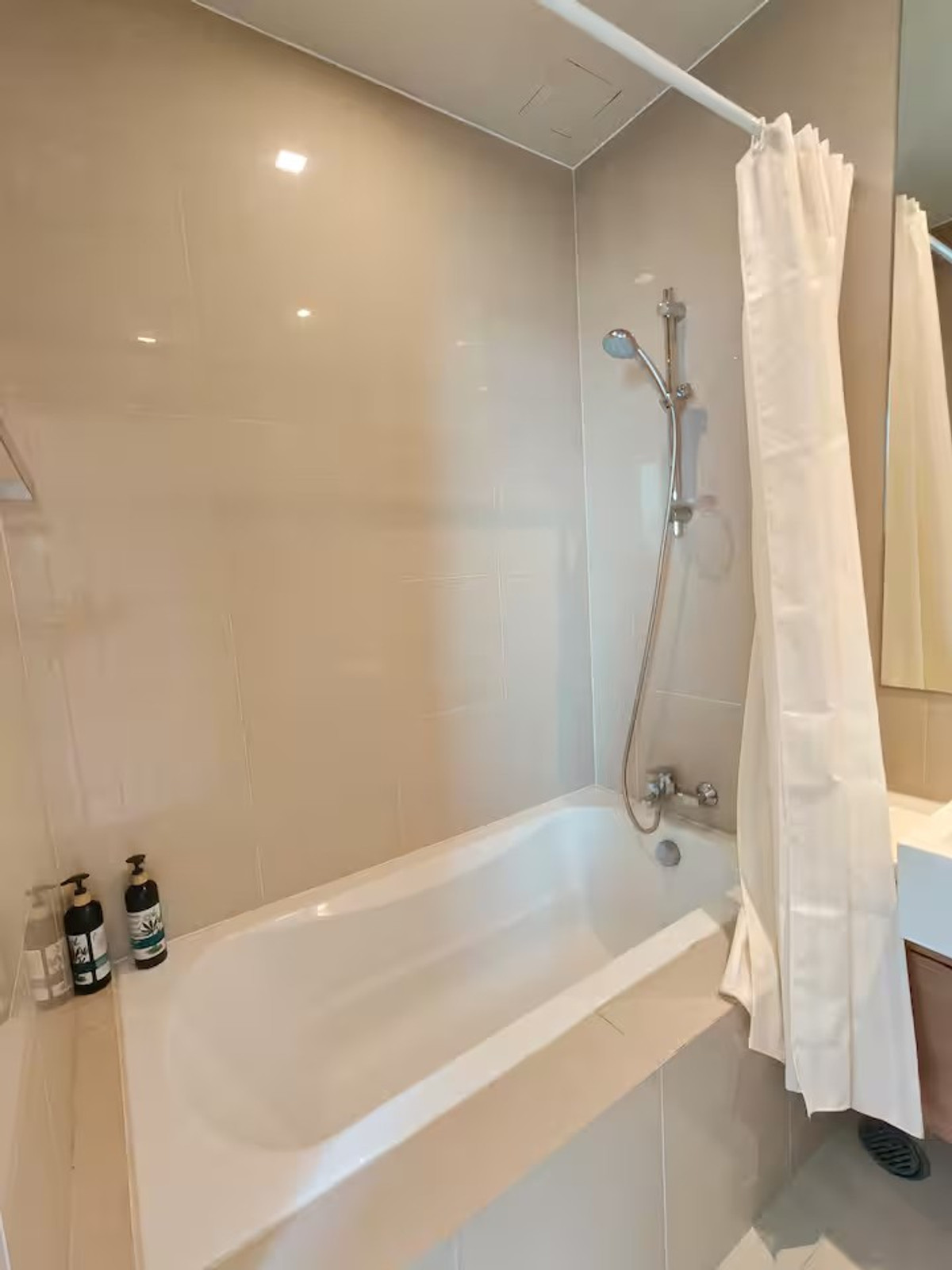 For RentCondoSukhumvit, Asoke, Thonglor : 🚅✨  Noble Refine Phrom Phong For rent 2 bedroom condo - only 5 minutes walk to BTS Phrom Phong.