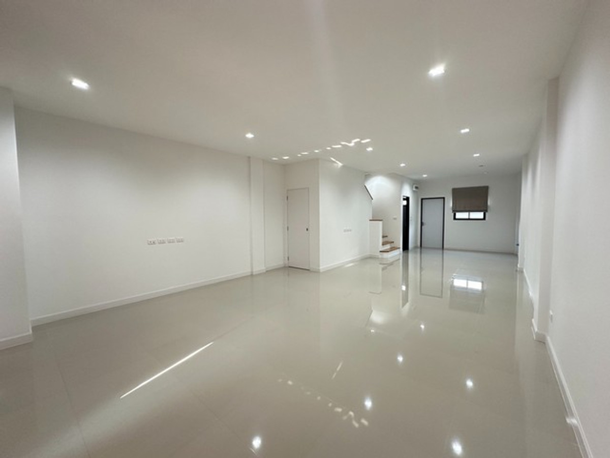 ให้เช่าทาวน์โฮมโชคชัย4 ลาดพร้าว71 : HR3338ปล่อยเช่าโฮมออฟฟิศ 3 ชั้น ""บ้านใหม่"" ทำเลศักยภาพโชคชัย 4พื้นที่ใช้สอย 300 ตร.ม. | จอดรถได้สูงสุด 6 คัน | จดทะเบียนบริษัทได้ 