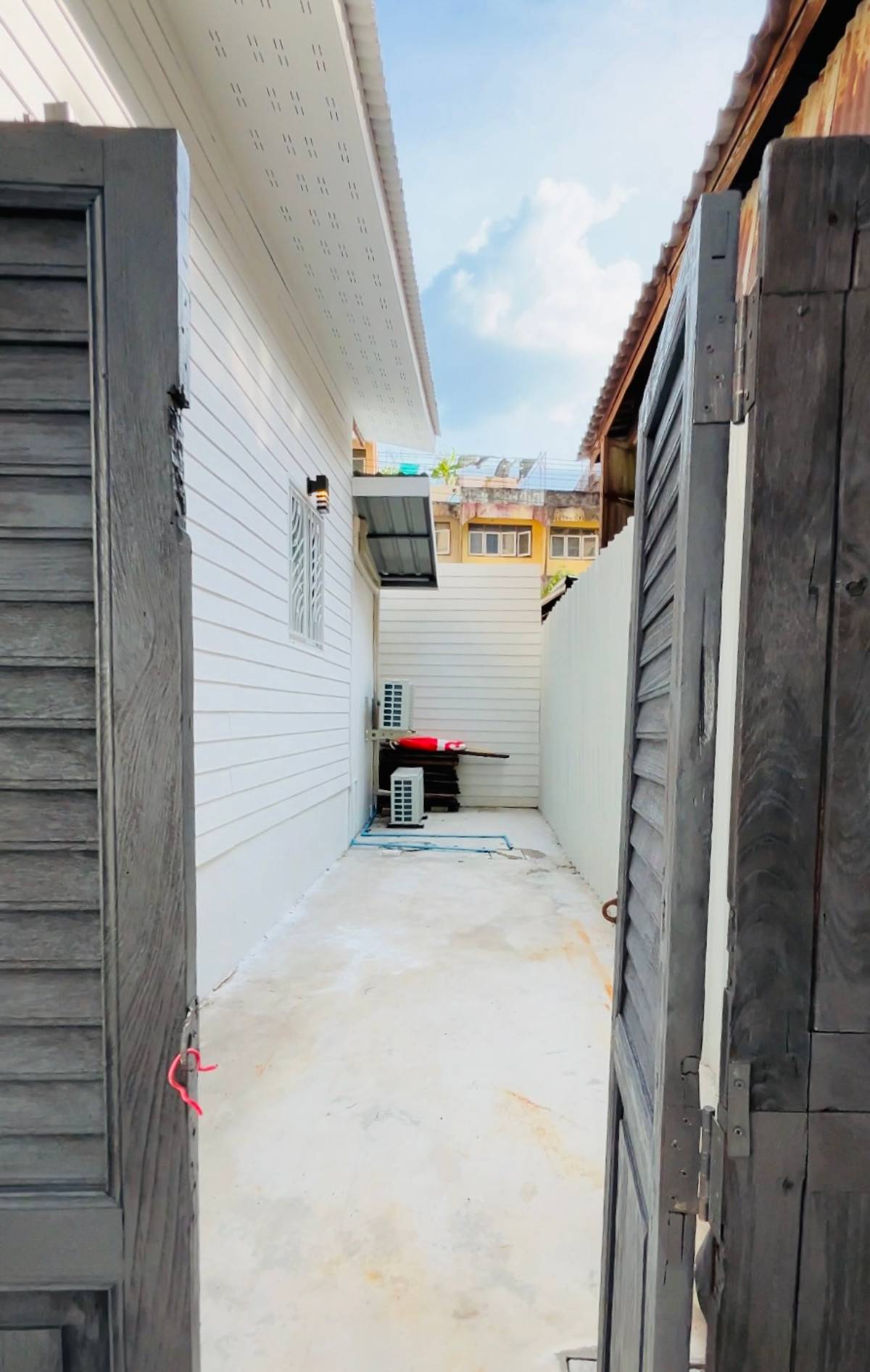 For RentHouseSathorn, Narathiwat : 🏡 (For rent) Newly built house in the heart of Sathorn - near BTS Surasak, good location, not chaotic‼️