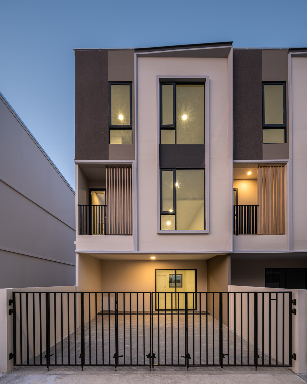 ขายทาวน์โฮมบางนา แบริ่ง ลาซาล : ขายด่วน! ทาวน์โฮม 3 ชั้น เพดานสูง 5.4 เมตร ฟังก์ชัน 3 ห้องนอน 2 ห้องน้ำ ใกล้เมกะบางนา