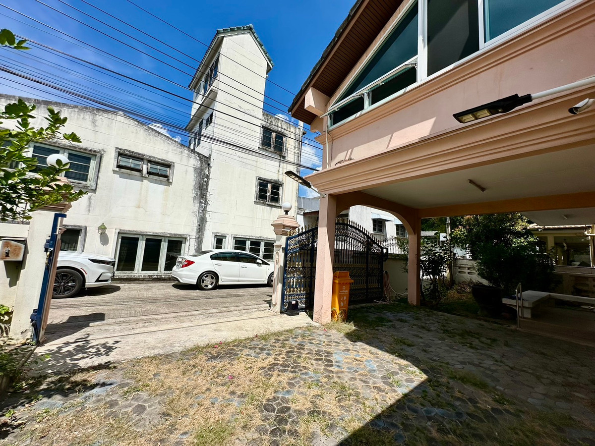 ให้เช่าบ้านพระราม 9 เพชรบุรีตัดใหม่ RCA : ให้เช่า บ้านเดี่ยว 2 ชั้น ซอยศูนย์วิจัย