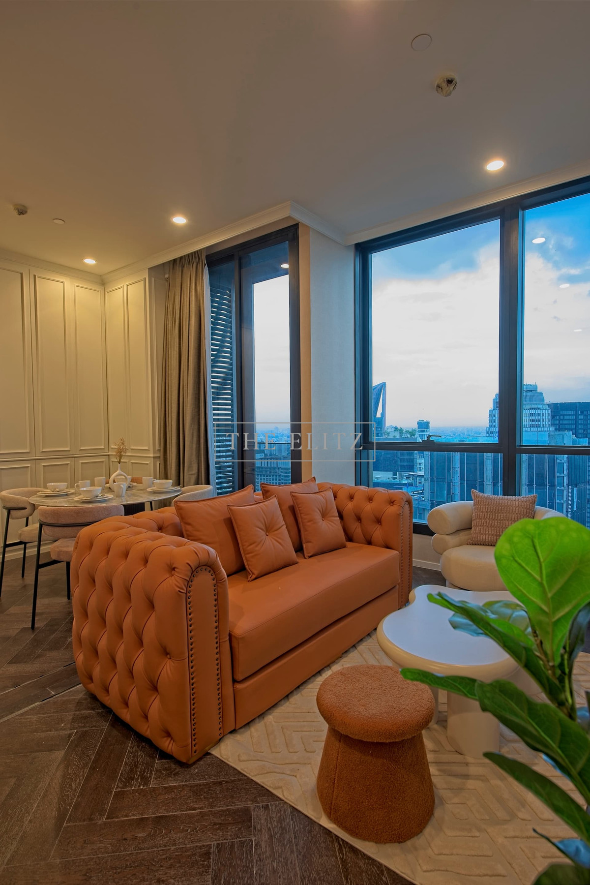For RentCondoSukhumvit, Asoke, Thonglor : ✨ Sophistication in every inch. For the worthy owner, The ESSE Sukhumvit 36, a beautiful room, premium specs, high ceilings, airy, with a city view as far as the eye can see 💕