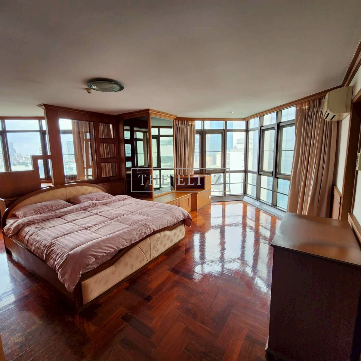 For RentCondoSukhumvit, Asoke, Thonglor : ✨ Walk to Thonglor in a few minutes. But come home and find the tranquility of Waterford Park 53, a good location connecting both Sukhumvit 53 and 55 🎉