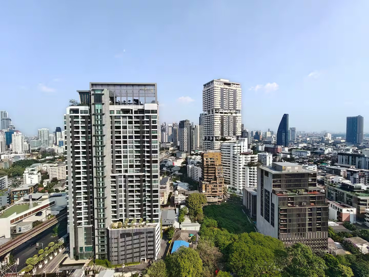 For RentCondoSukhumvit, Asoke, Thonglor : 🚅✨  Noble Refine Phrom Phong For rent 2 bedroom condo - only 5 minutes walk to BTS Phrom Phong.