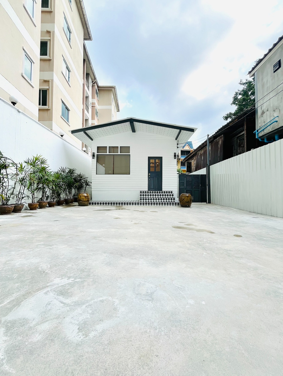 For RentHouseSathorn, Narathiwat : 🏡 (For rent) Newly built house in the heart of Sathorn - near BTS Surasak, good location, not chaotic‼️