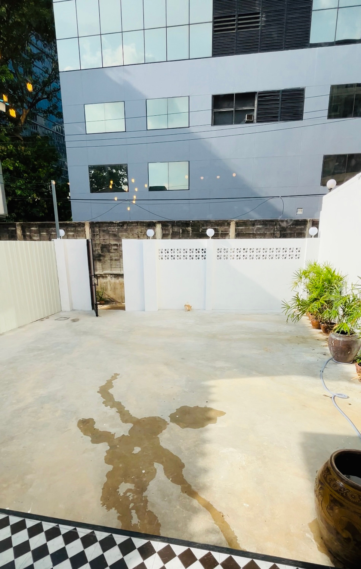 For RentHouseSathorn, Narathiwat : 🏡 (For rent) Newly built house in the heart of Sathorn - near BTS Surasak, good location, not chaotic‼️