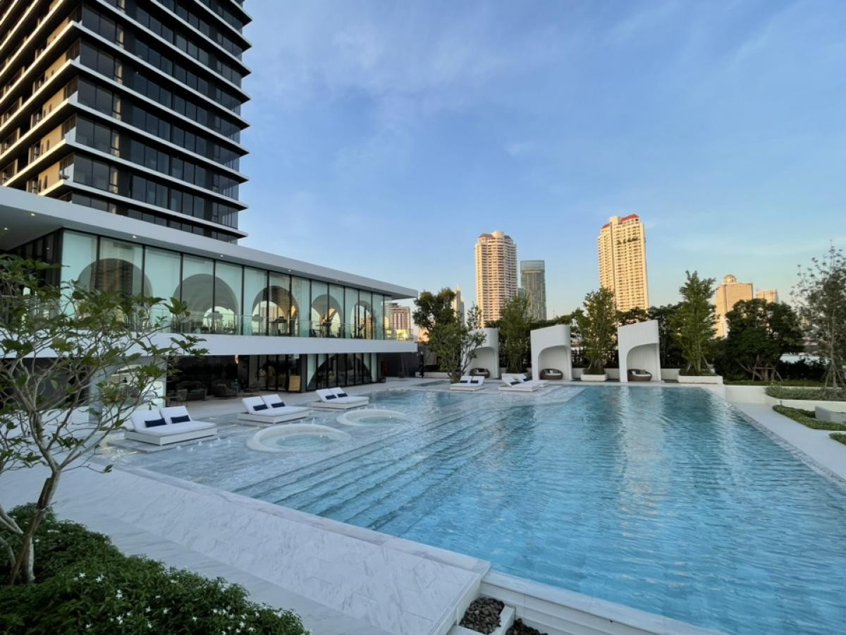 For SaleCondoWongwianyai, Charoennakor : Best Deal in Charoennakhon! 2-Bed Riverside Home Below Market Price!