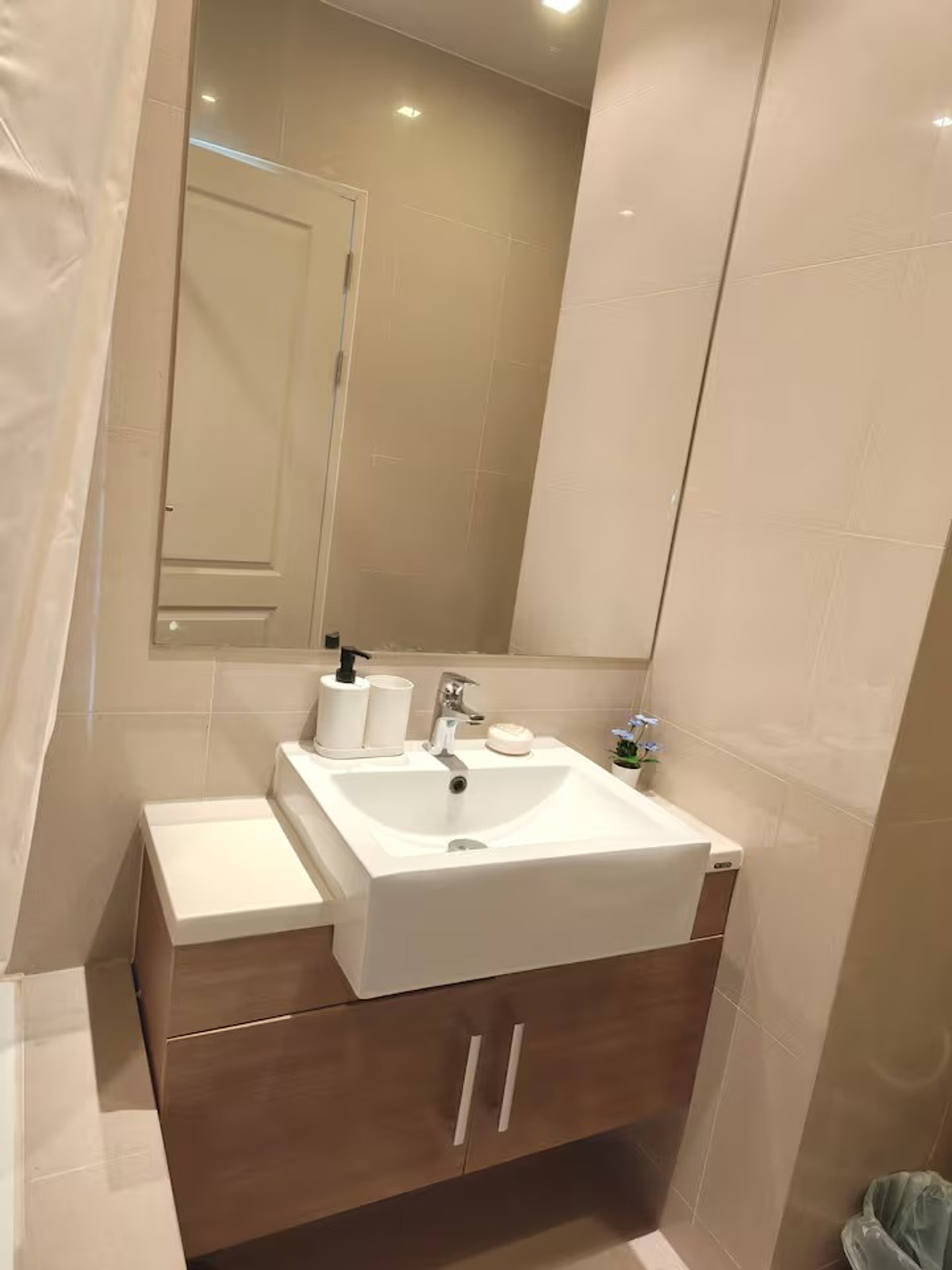 For RentCondoSukhumvit, Asoke, Thonglor : 🚅✨  Noble Refine Phrom Phong For rent 2 bedroom condo - only 5 minutes walk to BTS Phrom Phong.