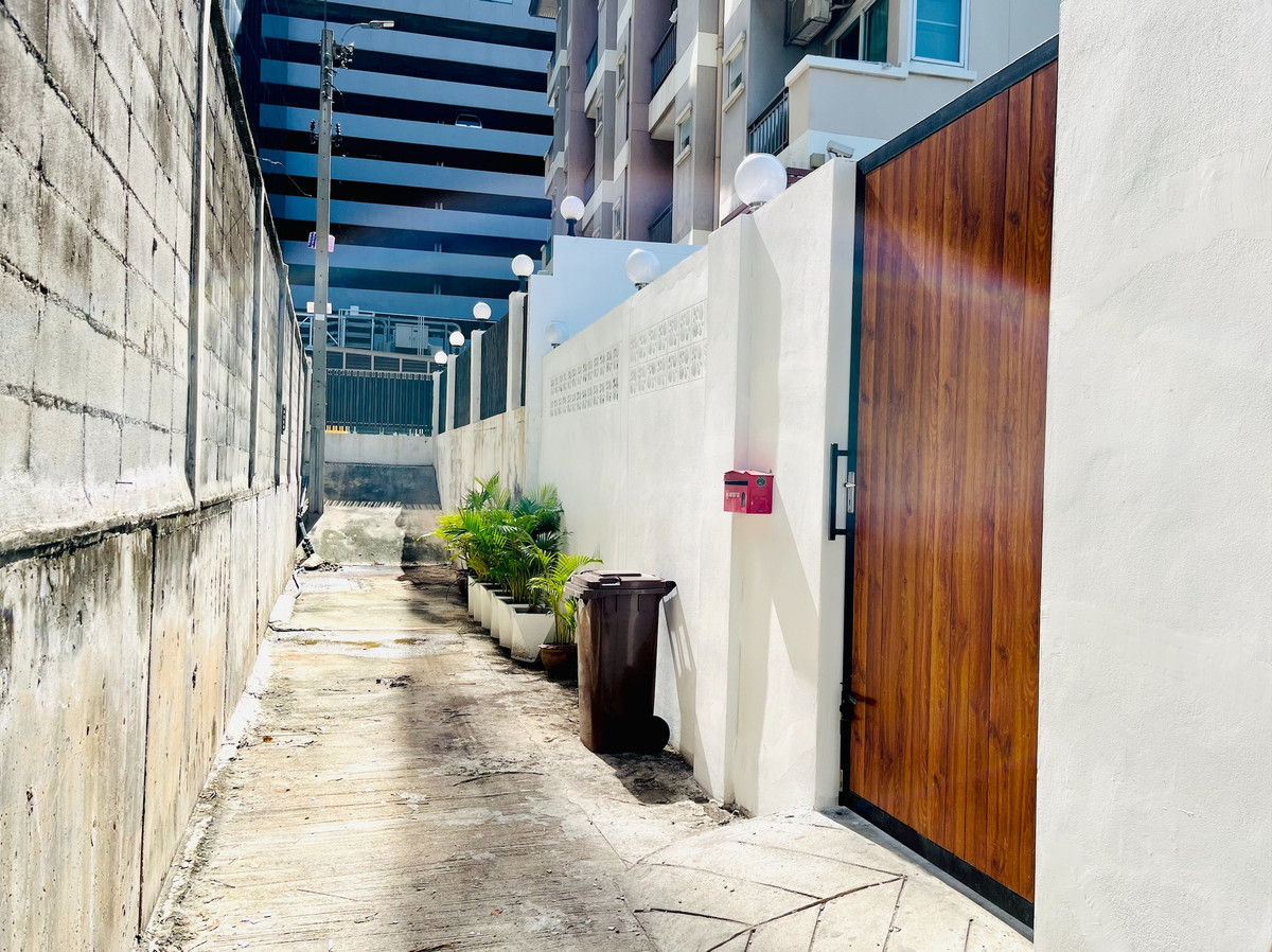 For RentHouseSathorn, Narathiwat : 🏡 (For rent) Newly built house in the heart of Sathorn - near BTS Surasak, good location, not chaotic‼️