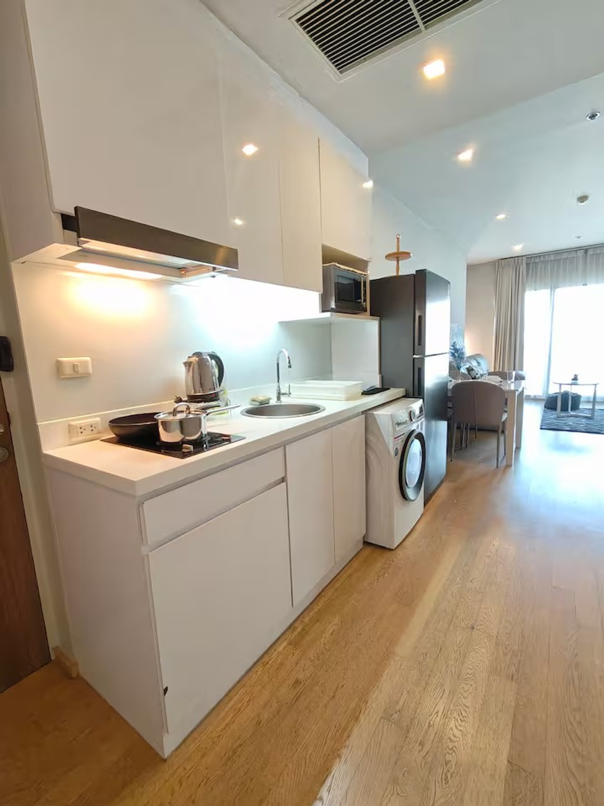 For RentCondoSukhumvit, Asoke, Thonglor : 🚅✨  Noble Refine Phrom Phong For rent 2 bedroom condo - only 5 minutes walk to BTS Phrom Phong.