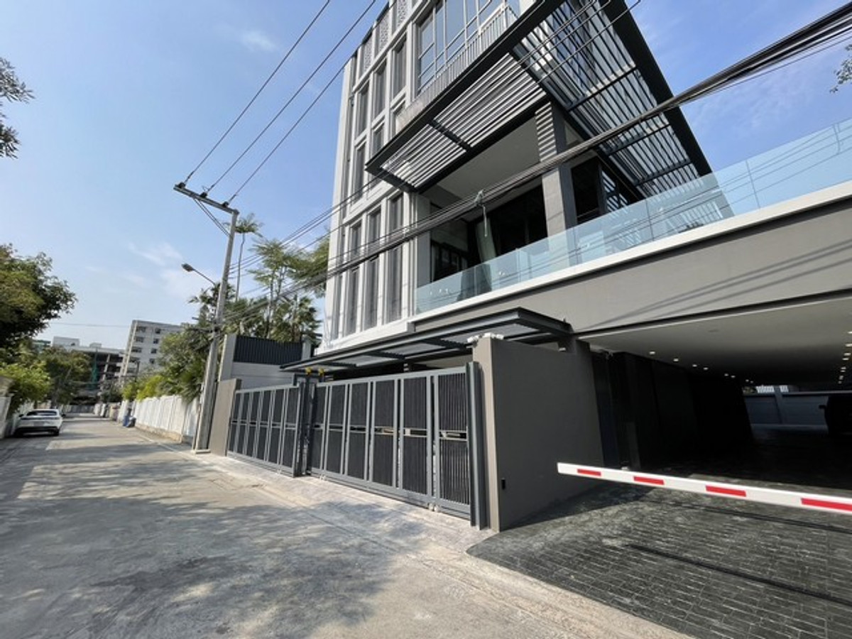 For RentHouseSukhumvit, Asoke, Thonglor : HR3340 FOR RENT Ultra-Luxury House @Sage Thonglor 25, 4.5-storey detached house, premium level. With private elevator and swimming pool in the heart of Thonglor.