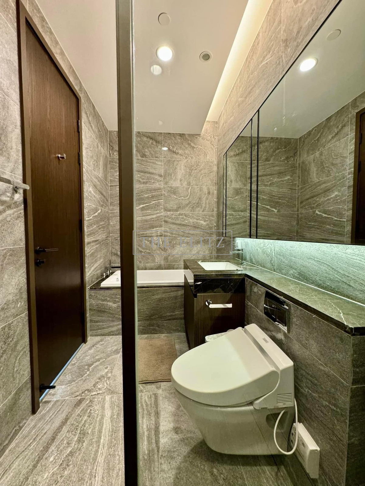 For RentCondoSukhumvit, Asoke, Thonglor : ✨ Sophistication in every inch. For the worthy owner, The ESSE Sukhumvit 36, a beautiful room, premium specs, high ceilings, airy, with a city view as far as the eye can see 💕