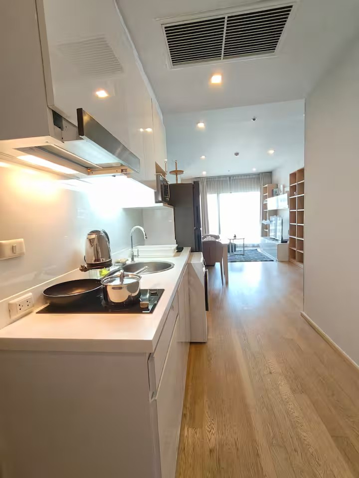 For RentCondoSukhumvit, Asoke, Thonglor : 🚅✨  Noble Refine Phrom Phong For rent 2 bedroom condo - only 5 minutes walk to BTS Phrom Phong.