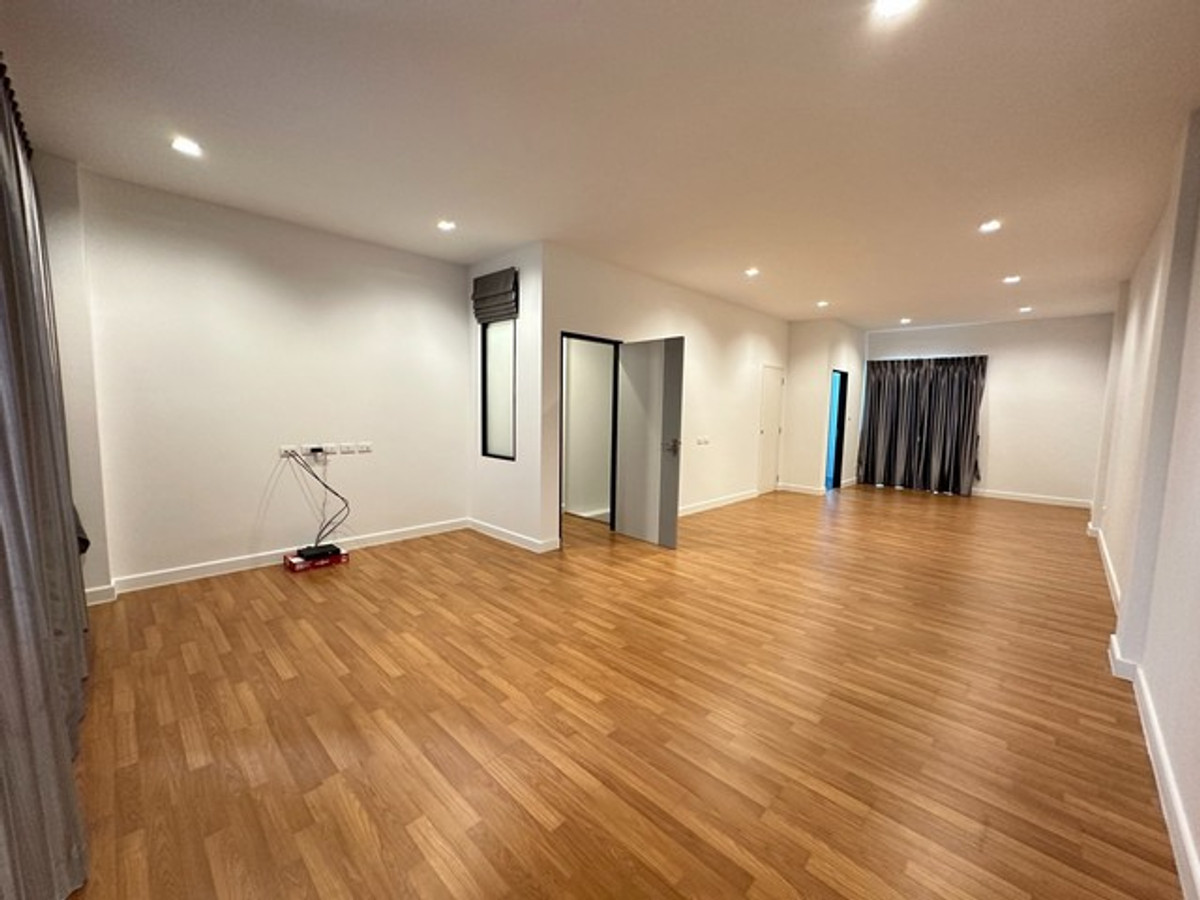 ให้เช่าทาวน์โฮมโชคชัย4 ลาดพร้าว71 : HR3338ปล่อยเช่าโฮมออฟฟิศ 3 ชั้น ""บ้านใหม่"" ทำเลศักยภาพโชคชัย 4พื้นที่ใช้สอย 300 ตร.ม. | จอดรถได้สูงสุด 6 คัน | จดทะเบียนบริษัทได้ 