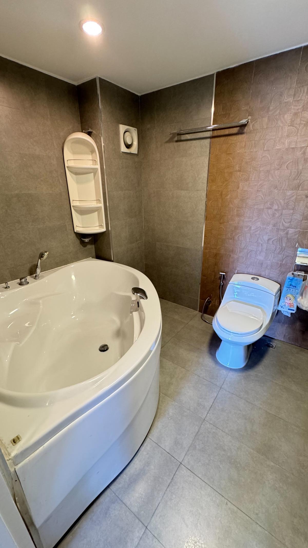 ให้เช่าคอนโดพระราม 2 บางขุนเทียน : 03/04/2026, สุดคุ้ม! เช่าคอนโด 3 ห้องนอน 150 ตร.ม. ใกล้ BTS ศูนย์วัฒนธรรม เพียง 65,000 บาท/เดือน 
พร้อมสิ่งอำนวยความสะดวกครบครัน ที่ Sriwara Mansion! 0642748883