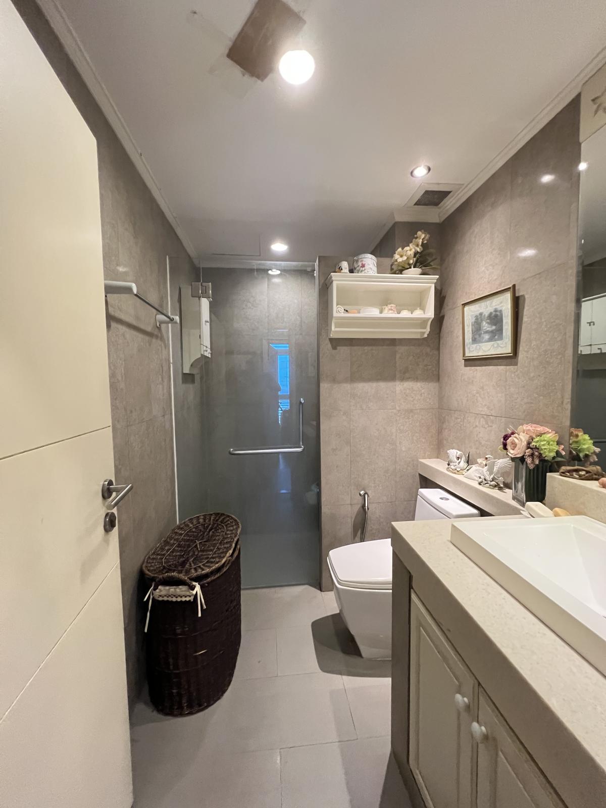 For SaleCondoSathorn, Narathiwat : 03/04/2026, Luxury condo with 4 bedrooms @ The Star Estate Narathiwat
Spacious area of 210 sq.m. Special price of only 19.5 million! 0642748883