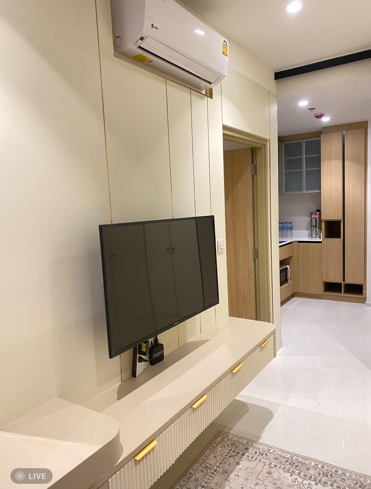 ขายคอนโดลาดพร้าว เซ็นทรัลลาดพร้าว : 03/04/2026, สุดยอดทำเลใจกลางลาดพร้าว! Maru Ladprao 15 ห้อง 1 นอน พร้อมสระว่ายน้ำใหญ่ 
เช่าเพียง 32,000 บ./ด. หรือซื้อในราคา 5.5 ล้าน ใกล้ BTS MRT ลาดพร้าว 0642748883