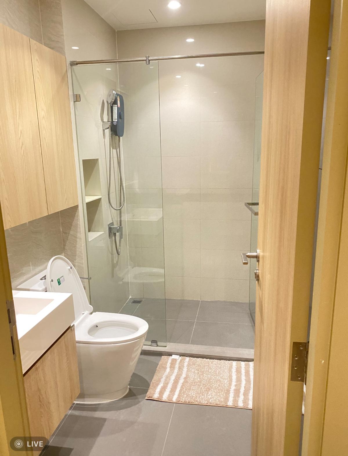 ขายคอนโดลาดพร้าว เซ็นทรัลลาดพร้าว : 03/04/2026, สุดยอดทำเลใจกลางลาดพร้าว! Maru Ladprao 15 ห้อง 1 นอน พร้อมสระว่ายน้ำใหญ่ 
เช่าเพียง 32,000 บ./ด. หรือซื้อในราคา 5.5 ล้าน ใกล้ BTS MRT ลาดพร้าว 0642748883