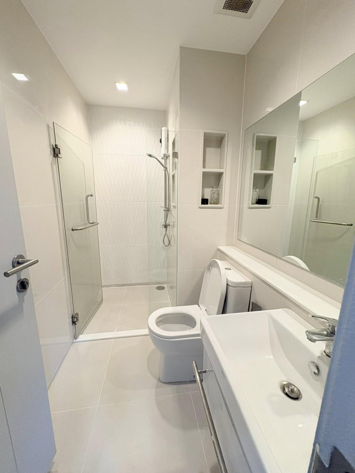 For SaleCondoRama9, Petchburi, RCA : 03/04/2026, The Life Asoke-Rama 9 condo is ready to move in, close to BTS/MRT Rama 9.
At an attractive price of 5.29 million, it has 2 bedrooms and 40 square meters. Full amenities! 0642748883