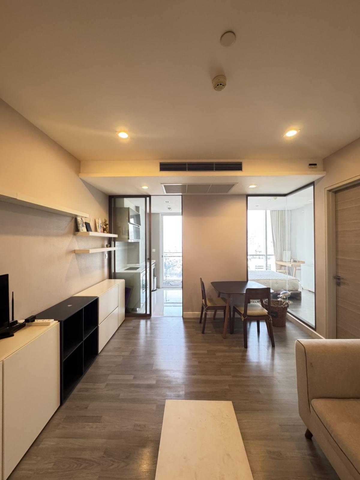 ให้เช่าคอนโดสาทร นราธิวาส : 03/04/2026, คอนโดหรู 50 ตรม. ใจกลางสาทร ใกล้ BTS สุรศักดิ์ 
พร้อมอยู่เพียง 25,000 บ./เดือน! สนใจรีบจองเลย! 0642748883