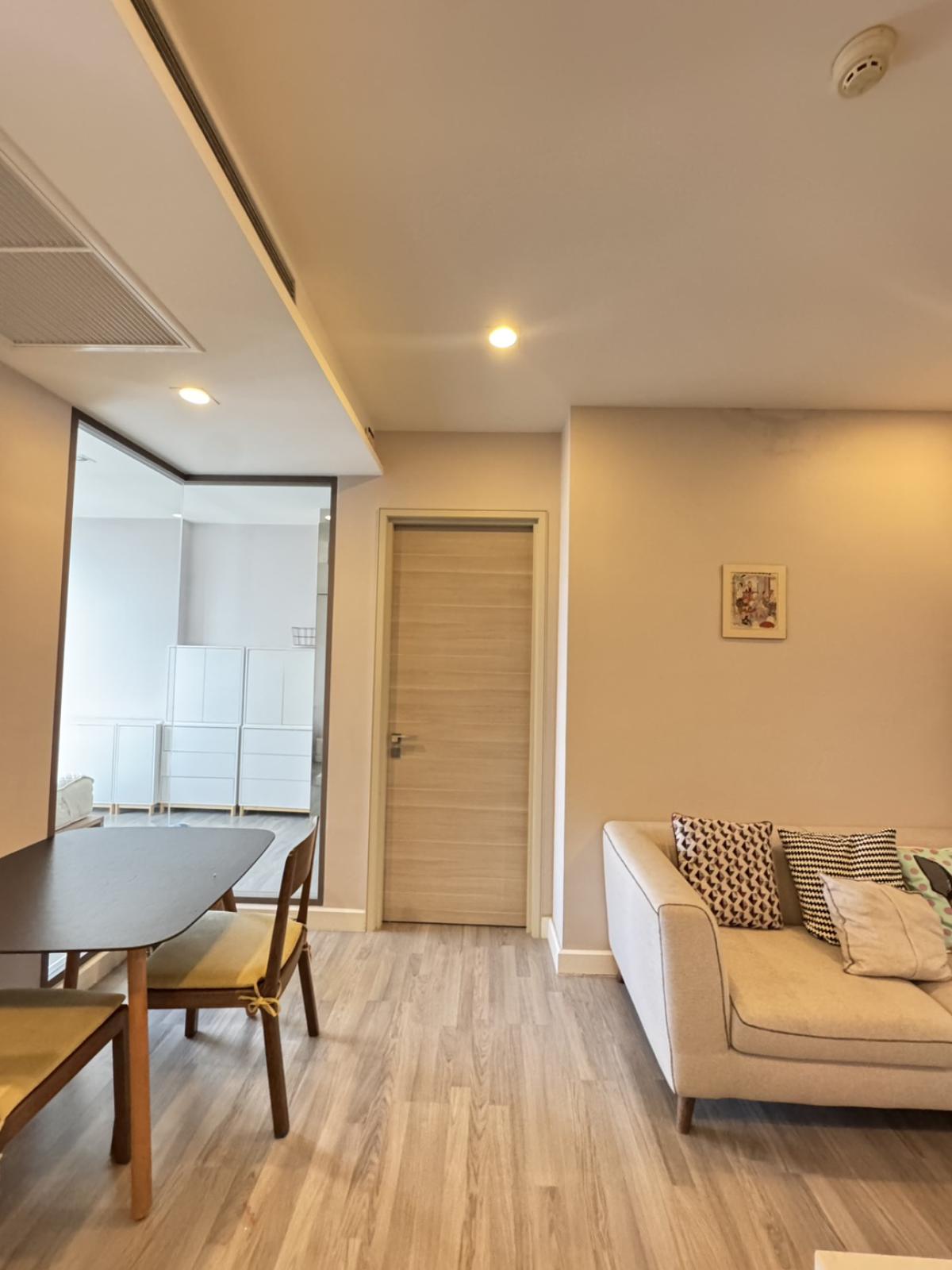 ให้เช่าคอนโดสาทร นราธิวาส : 03/04/2026, คอนโดหรู 50 ตรม. ใจกลางสาทร ใกล้ BTS สุรศักดิ์ 
พร้อมอยู่เพียง 25,000 บ./เดือน! สนใจรีบจองเลย! 0642748883